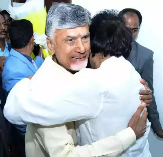 సీఎం చంద్రబాబు ఆత్మీయ ఆలింగనాలు