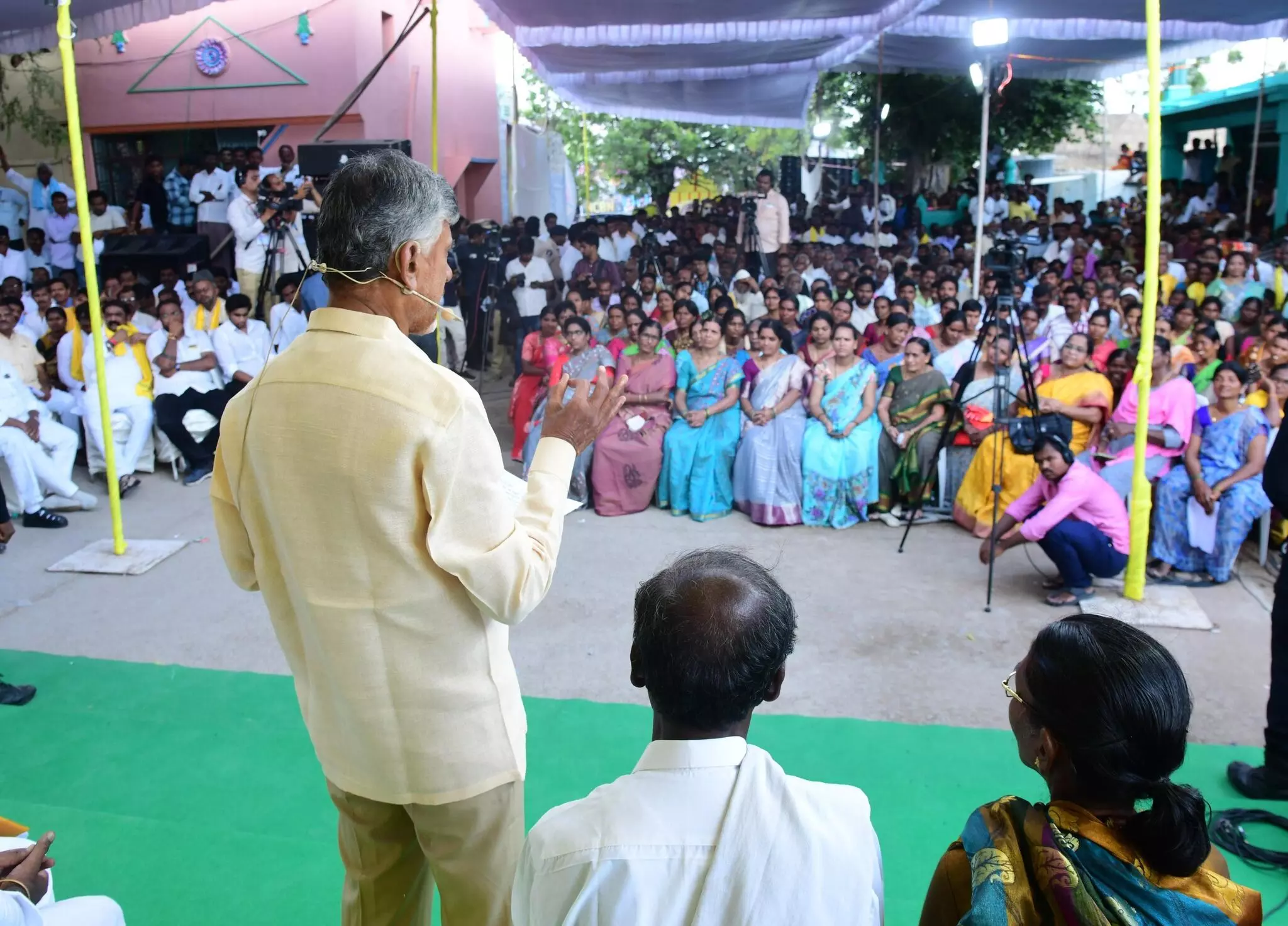 మంచి మందు ఇస్తాం.. మీ భర్తలు తాగకుండా చూసుకోండి