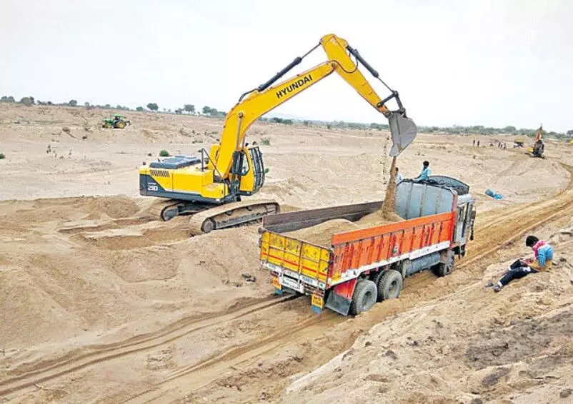 ఇసుక లేదు... పాలసీ పనిచేయదు...