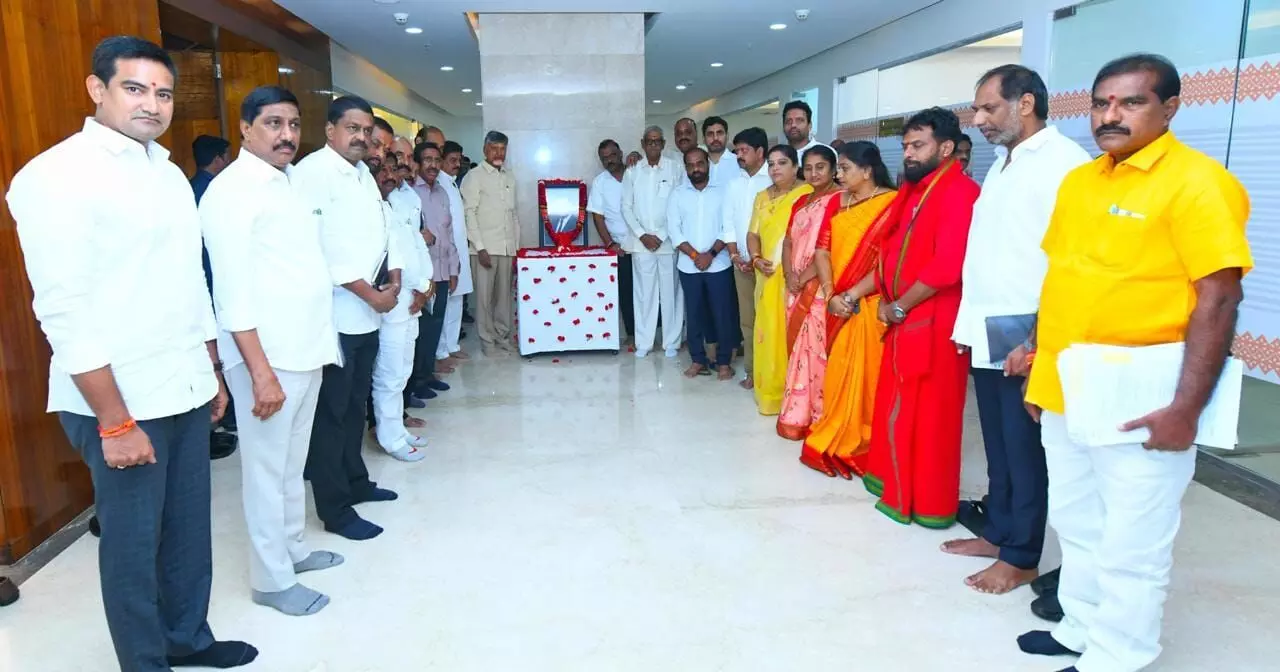 రతన్ టాటా మృతికి ఏపీ క్యాబినెట్ సంతాపం రతన్ టాటా మృతికి ఏపీ క్యాబినెట్ సంతాపం