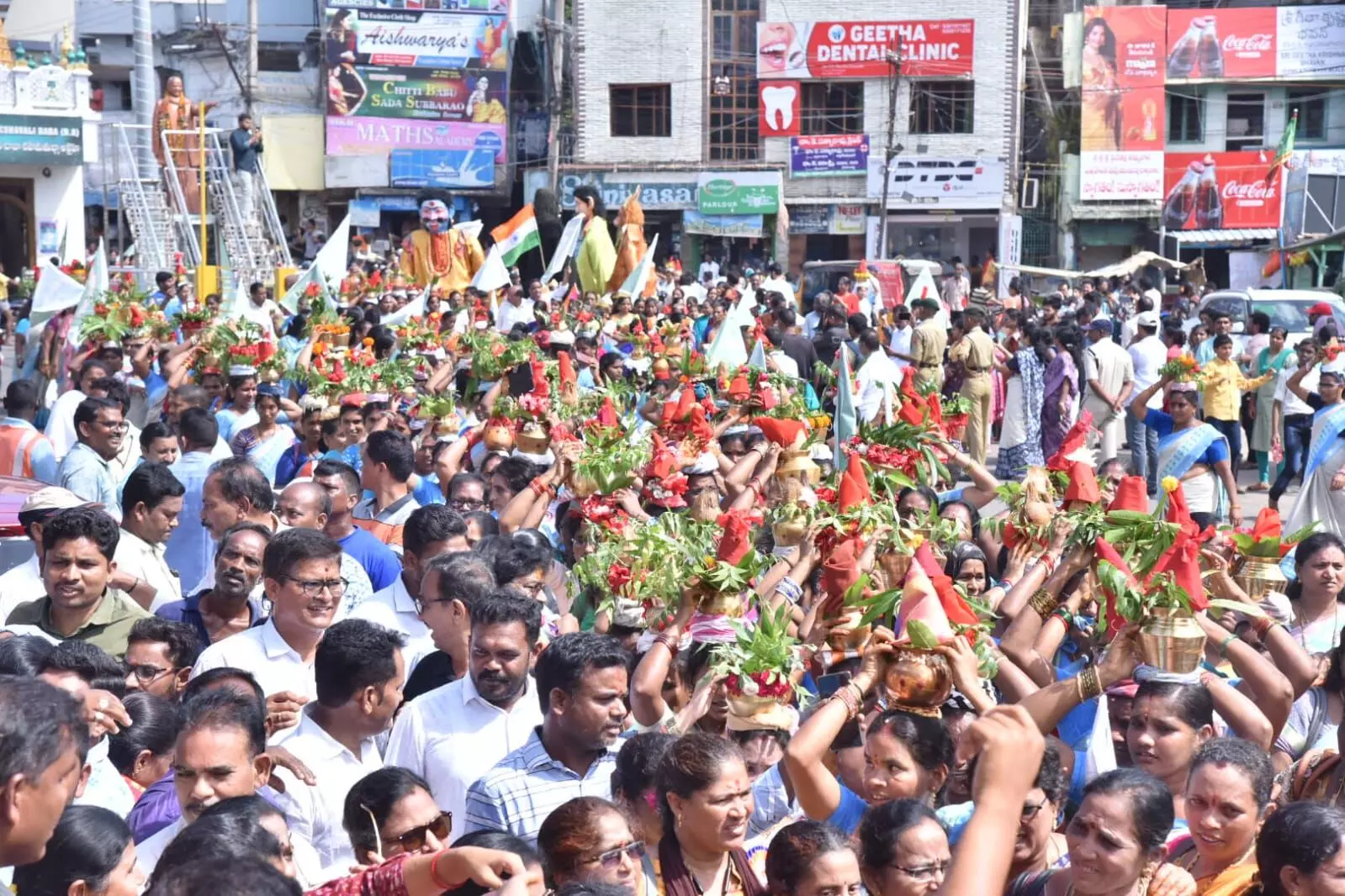 పెద్ద చెరువులో ప్రత్యక్షమైన పైడితల్లి!