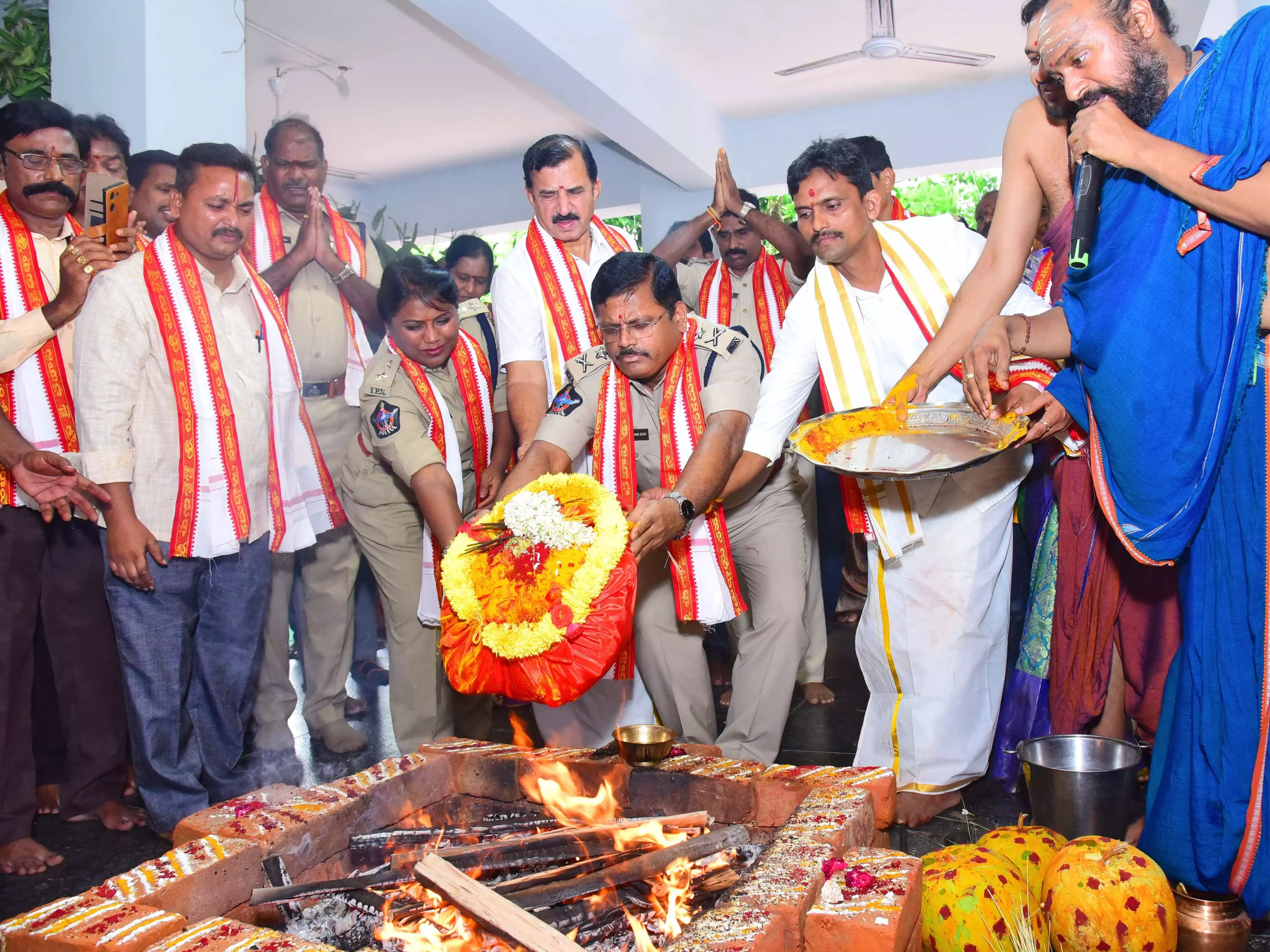 ముగిసిన దసరా ఉత్సవాలు.. విజయవాడ పోలీస్ స్టేషన్‌లో చండీ హోమం