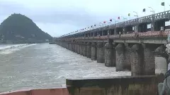 పరవళ్లు తొక్కుతున్న శ్రీశైలం: ప్రకాశం బ్యారేజీ వద్ద 70 గేట్లు ఎత్తివేత