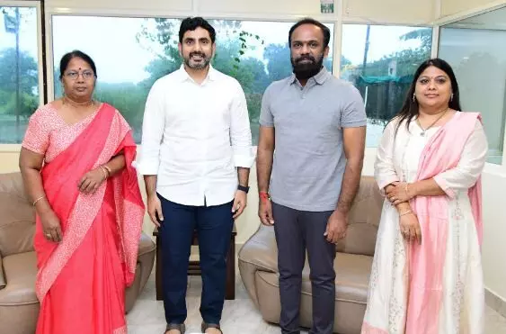 వంగవీటి రాధా ఇంటికెళ్లిన మంత్రి లోకేష్‌ పరామర్శ