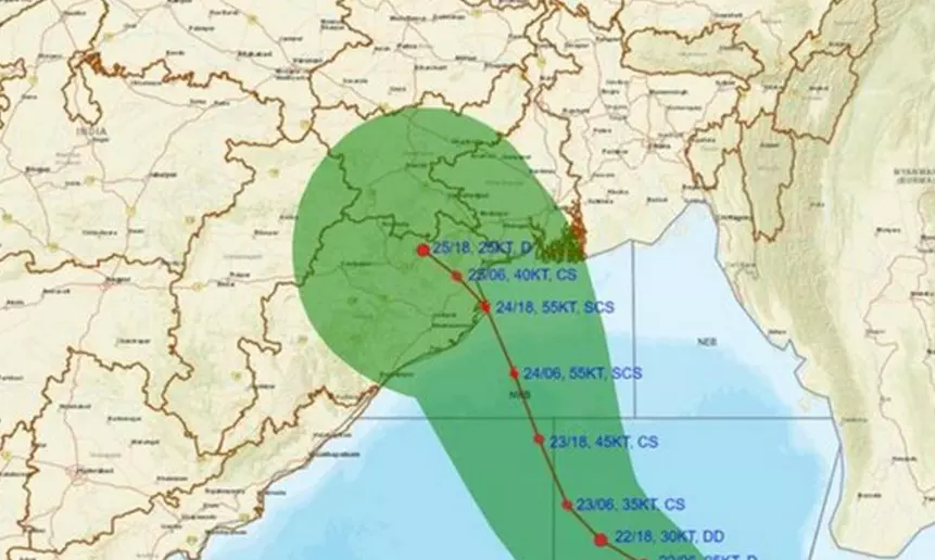 వణికిస్తున్న దానా తుపాను, 200కి పైగా రైళ్ల రద్దు