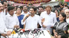 నా చెల్లెలు, అమ్మ ఫొటోలు పెట్టి డైవర్ట్ చేస్తున్నారు:మాజీ సీఎం జగన్‌