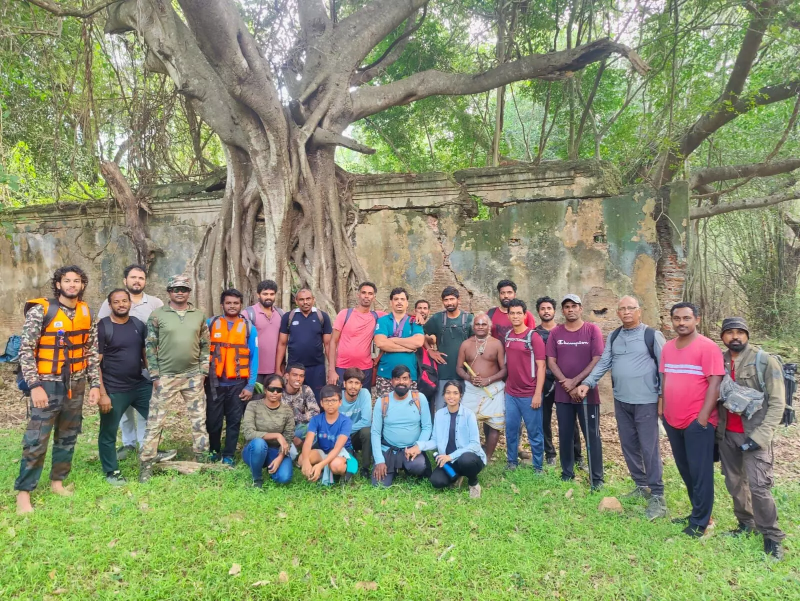 పాడుపడిన సత్రాల మొండి గోడల ముందు trekkear.