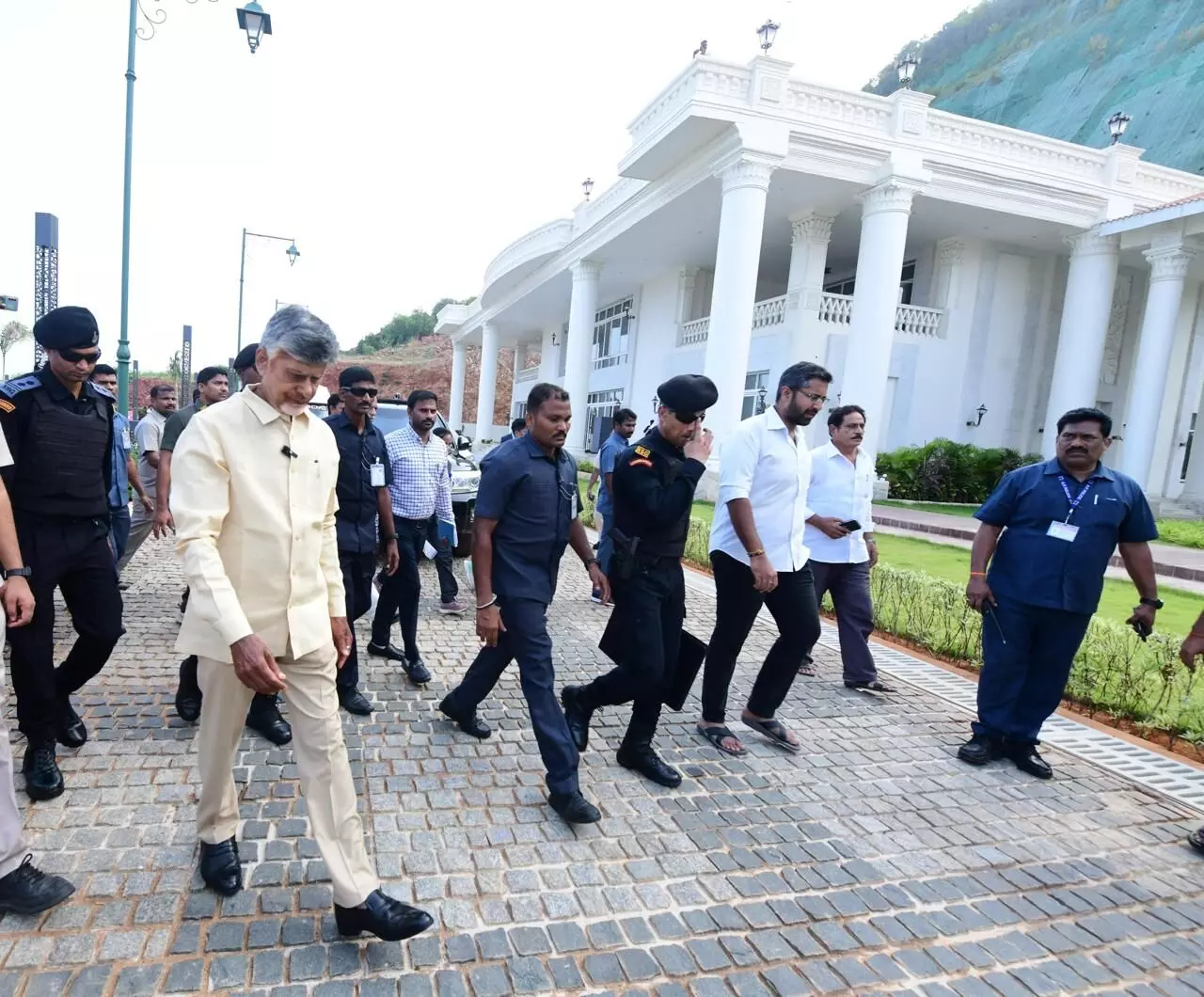 జగన్ పాలెస్‌లోకి బాబు అడుగులు..