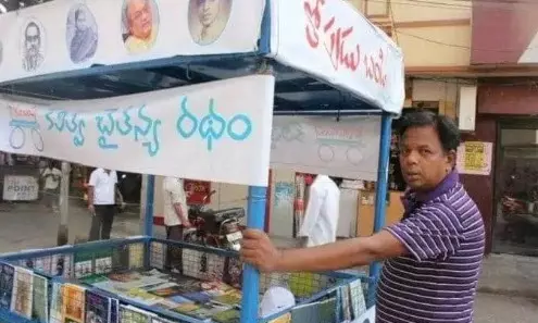 పుస్తకాల తోపుడు బండి ఆగిపోయింది... సాధిక్ అలి ఇక లేరు!