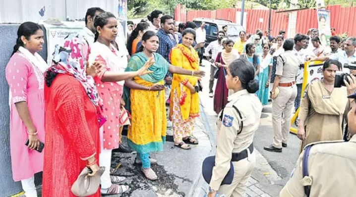 వాలంటీర్ల రికార్డు లేకుండా జీతాలు ఎలా ఇచ్చారు?