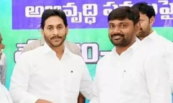 పోలీసులను టార్గెట్ చేసిన వర్రా