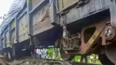 పట్టాలు తప్పిన గూడ్స్,మూడు రైల్వే లైన్లు ధ్వంసం..31 రైళ్లు రద్దు