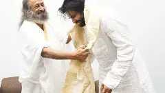 వైరల్‌గా మారిన పవన్‌ కళ్యాణ్, శ్రీశీ రవిశంకర్‌ భేటీ ఫొటోలు