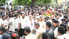 తమ్ముడి పాడె మోసిన చంద్రబాబు..