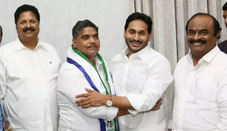 వైఎస్‌ఆర్‌సీపీకి ఎమ్మెల్సీ జయమంగళ వెంకటరమణ రాజీనామా