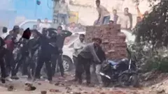 యూపీలో పోలీసులపై రాళ్లదాడి, మసీదు సర్వేను అడ్డుకునే యత్నం