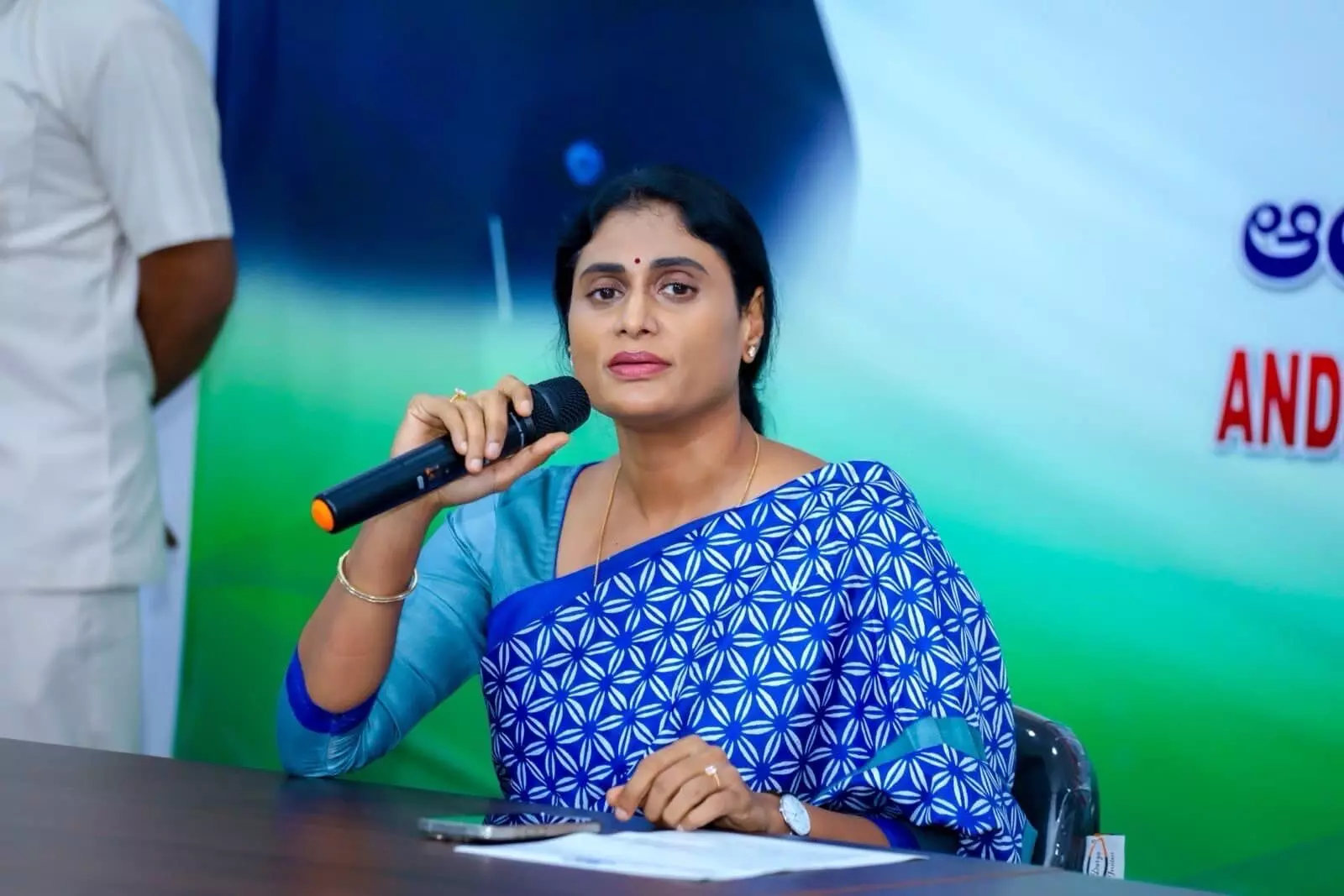 పేదల పొట్టకొట్టి.. పందికొక్కుల్లా తిన్నారు పేదల పొట్టకొట్టి.. పందికొక్కుల్లా తిన్నారు