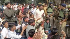 యూపీ: మసీదు ముందు హనుమాన్ చాలీసా.. కళాశాలలో నమాజ్ పై వివాదం