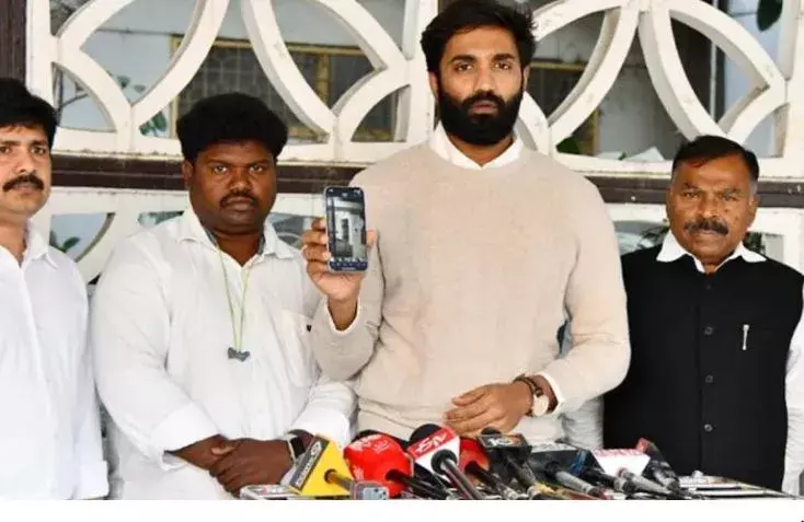 దళిత నాయకుడిని బట్టలు ఊడదీసి సెల్‌లో పెట్టారు