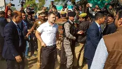 హత్రాస్ అత్యాచార బాధితురాలి కుటుంబాన్ని పరామర్శించిన రాహుల్