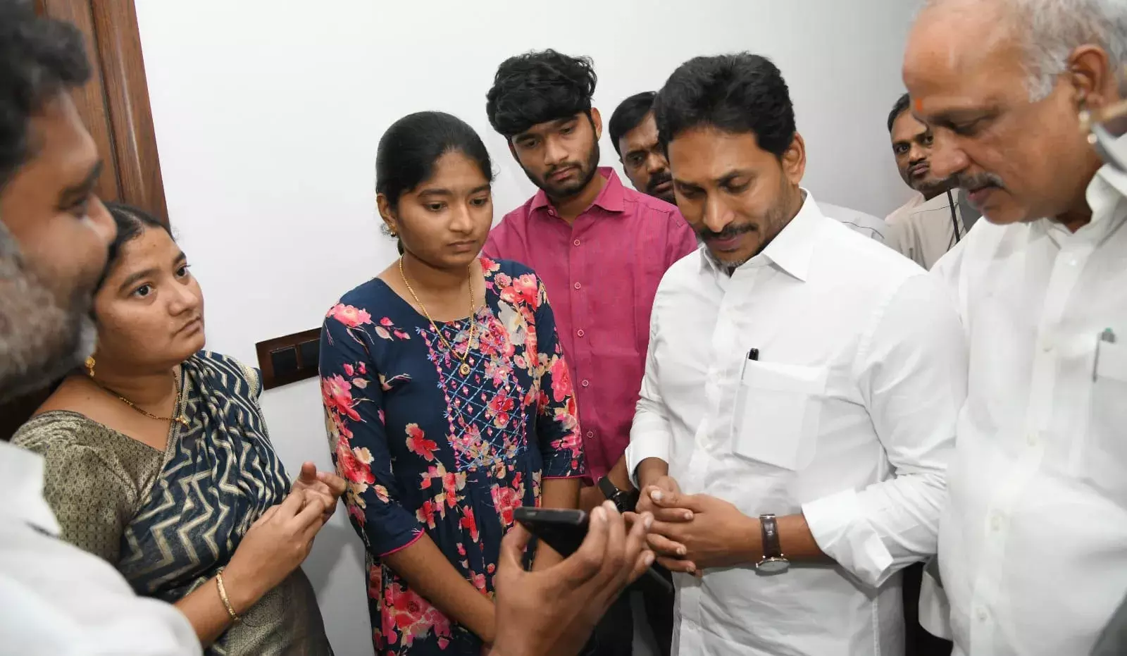 జగన్‌ను కలిసిన ప్రేమ్‌కుమార్‌ భార్య