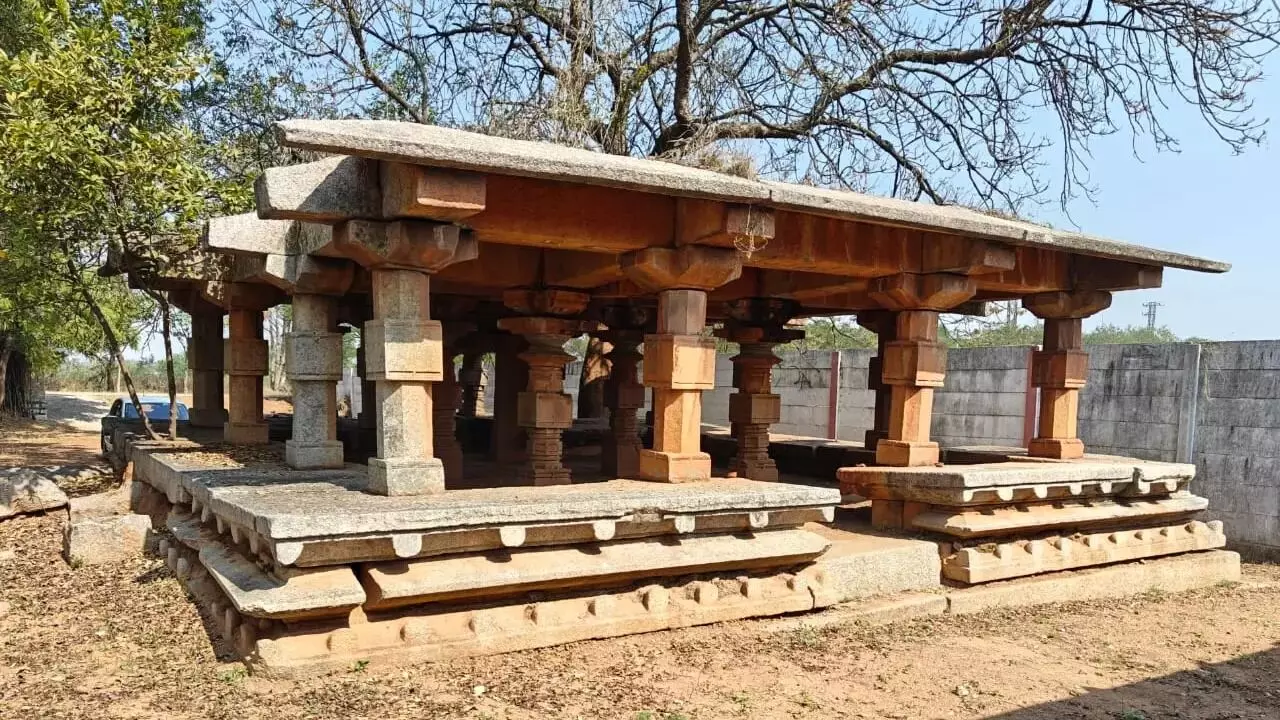 Kakatiya Monument: కాపాడండి అని కేకేస్తున్నకాకతీయుల గుడి