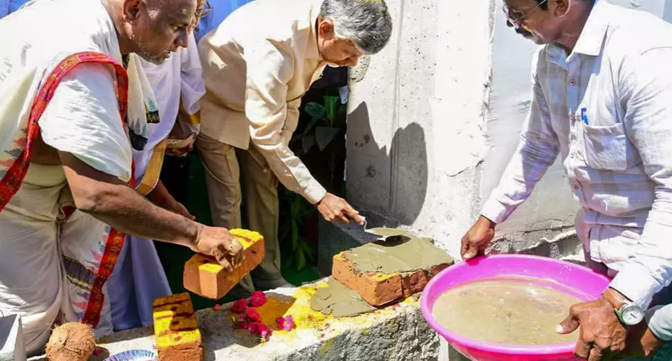 అమరావతిలో వెలుతురు రాయలసీమ, ఉత్తరాంధ్రల్లో చీకటి కారాదు...