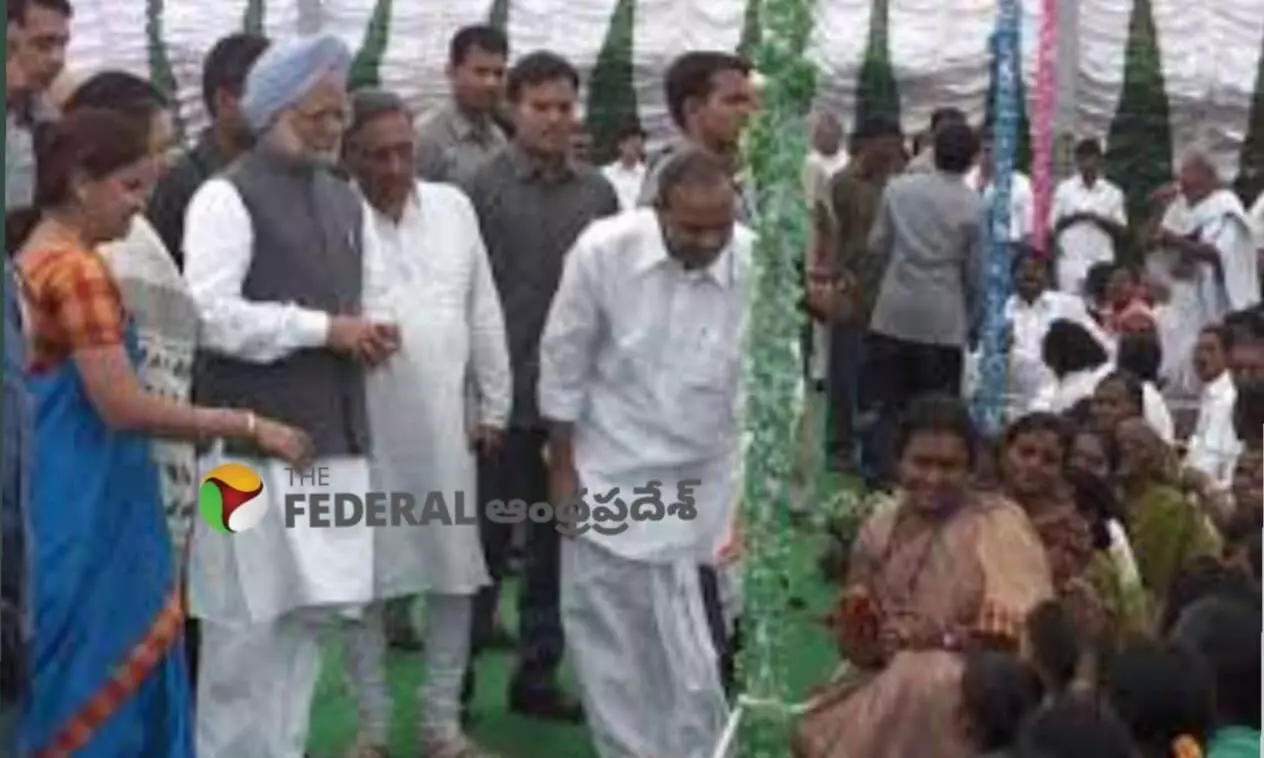 Ex PM MANMOHAN SINGH - ANANTAPURAM | పల్లె మనోె ఫలకంపై సమ్మోహన సంతకం