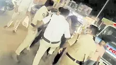 పోలీసులే బూట్‌ కాళ్లతో తన్నారు..బాధితుడిపైన కేసు పెట్టారు