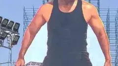 విజయవాడలో రామ్‌చణ్‌ భారీ కటౌట్‌..హెలిక్యాప్టర్‌ నుంచి పూల వర్షం