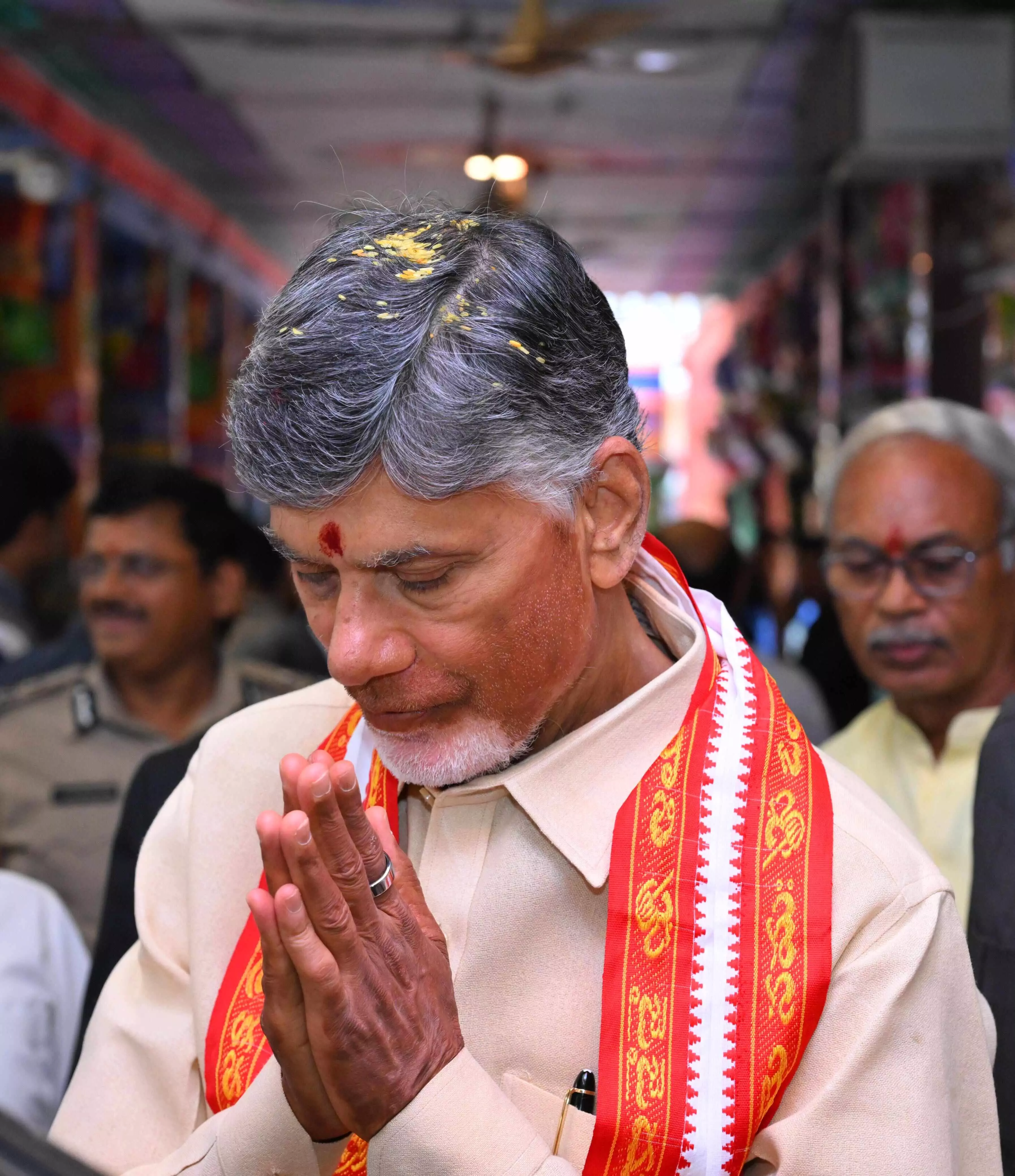 అందరికీ ఆదాయం పెరగాలి..ప్రజల కోసం సీఎం ప్రార్థనలు అందరికీ ఆదాయం పెరగాలి..ప్రజల కోసం సీఎం ప్రార్థనలు