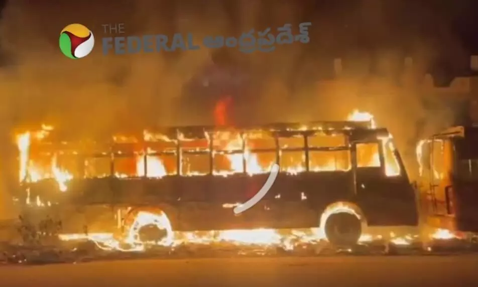 BUSES BURNED | అనంత లో ప్రయాణికులకు తప్పిన  ప్రమాదం