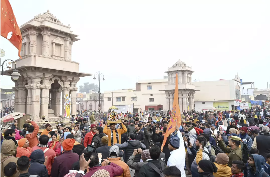 అయోధ్య రామమందిరానికి పొటెత్తిన భక్తులు