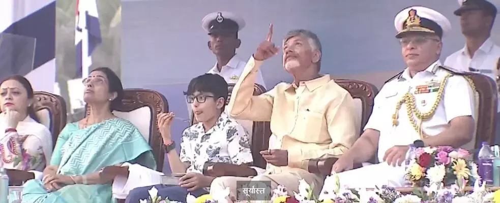 సముద్రంలో బంకర్ పేలుళ్లు..అబ్బుర పరిచిన నేవీ విన్యాసాలు సముద్రంలో బంకర్ పేలుళ్లు..అబ్బుర పరిచిన నేవీ విన్యాసాలు
