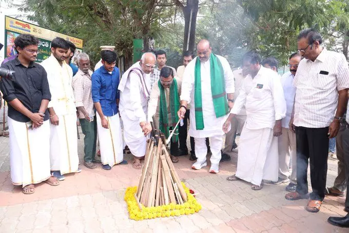 Sankranthi Sandadi | తెలుగు రాష్ట్రాల్లో సంక్రాంతి సందడి, భోగి మంటలు