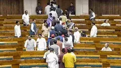 బడ్జెట్ ప్రసంగాన్ని వాకౌట్ చేసిన విపక్షాలు..