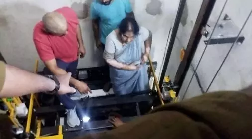 పరిమితికి మించి ఎక్కారు..లిప్ట్‌లోనే ఇరుక్కుని పోయారు.