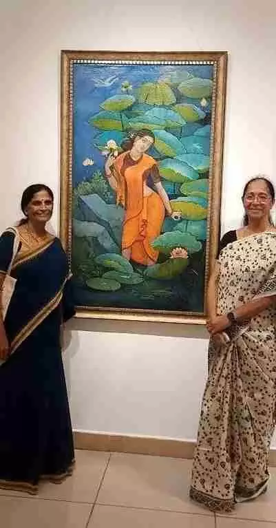 (ఒక పెయింటింగ్ దగ్గిర రచయిత్రి గిరిజ (ఎడమ) (ఒక పెయింటింగ్ దగ్గిర రచయిత్రి గిరిజ (ఎడమ)