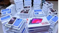 సెటిల్ అవుదామని విజయవాడలో కోట్ల విలువైన ఐ ఫోన్స్ కట్టేశారు