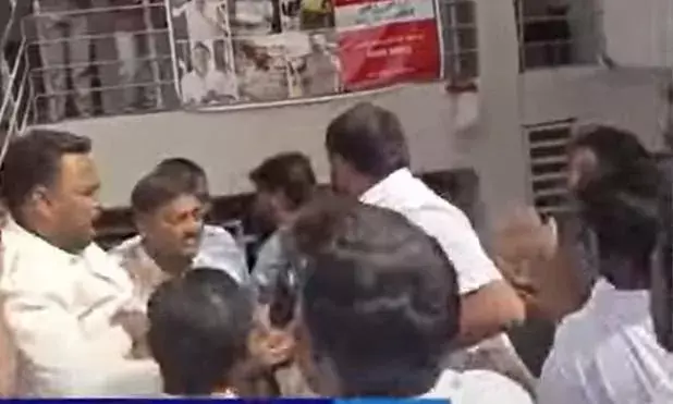 తుని మునిసిపల్ వైస్ చైర్మన్ ఎన్నిక కోసం తలపడిన వర్గాలు