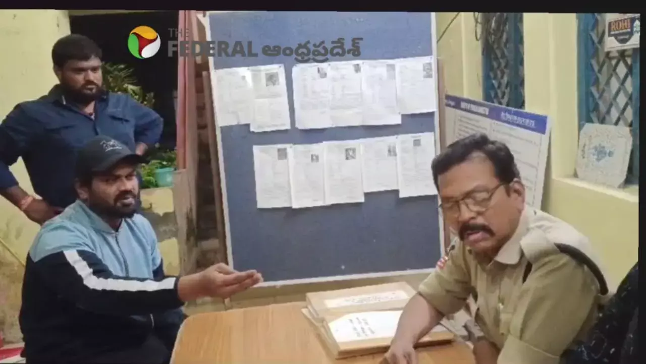 మంచు కురిసే వేళ.. స్టేషన్ వద్ద మనోజ్ హంగామా