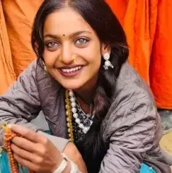 కుంభమేళా గర్ల్‌ మోనాలిసా కొంప ముంచారుగా!