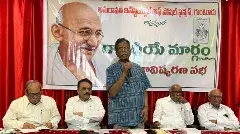 నేటి సమస్యల పరిష్కారానికి గాంధీయే మార్గం