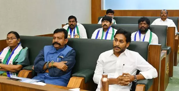 నడిచే జగన్‌ సెంబ్లీలోకి