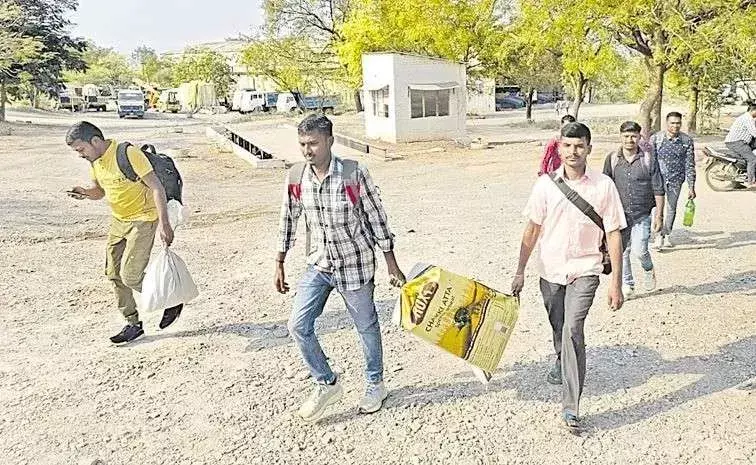 సొంతరాష్ట్రాలకు వెళిపోతున్న ఎస్ఎల్బీసీ కార్మికులు