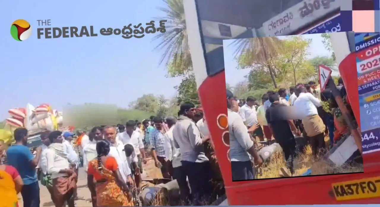 Road Terror | కర్నూలు: బస్సు కింద నలిగిన నలుగురి ప్రాణాలు