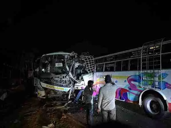 private buses collide | మదనపల్లె వద్ద బస్సులు ఢీ 40 మందికి గాయాలు