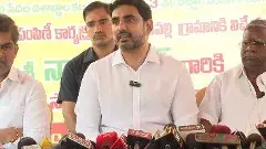 బట్టలు పెట్టి ఇళ్ల పట్టాలిస్తాం