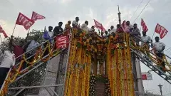 పాఠశాలల రద్దును నిరసిస్తూ అంబేడ్కర్‌కు వినతి పత్రం