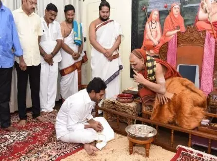 గత వైభవం ఏమైందీ స్వామీ స్వరూపానంద!